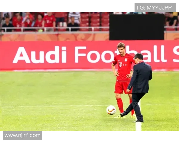 伯顿与巡游者的激烈对决揭示了足球战术的博弈与团队精神的较量